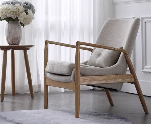 Wohnzimmermöbel Robuste Holzstühle Sofa mit Polster-Armlehnen und Kissen