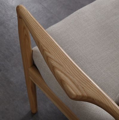 Wohnzimmermöbel Robuste Holzstühle Sofa mit Polster-Armlehnen und Kissen