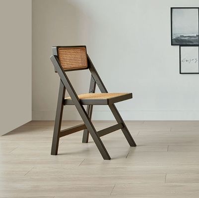 Moderne braune Hochzeitsstühle aus Holz Klappsitz aus Rattan für Büroessen und Hochzeiten im natürlichen Stil