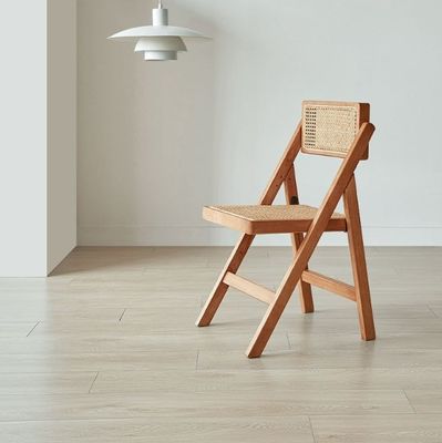 Moderne braune Hochzeitsstühle aus Holz Klappsitz aus Rattan für Büroessen und Hochzeiten im natürlichen Stil