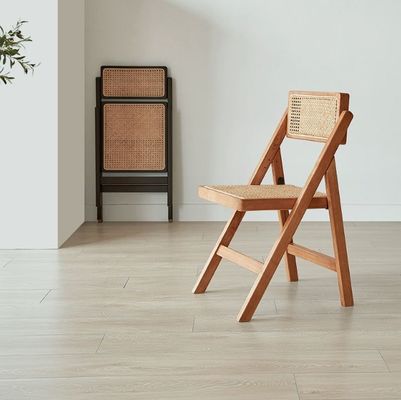 Moderne braune Hochzeitsstühle aus Holz Klappsitz aus Rattan für Büroessen und Hochzeiten im natürlichen Stil
