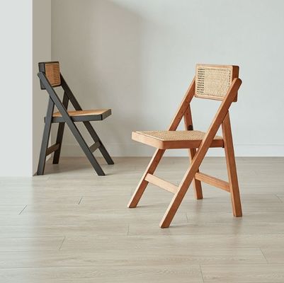 Moderne braune Hochzeitsstühle aus Holz Klappsitz aus Rattan für Büroessen und Hochzeiten im natürlichen Stil