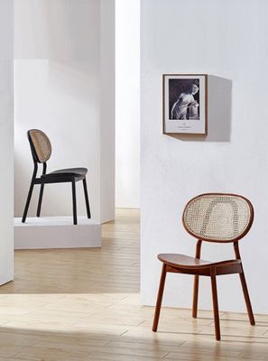 Erleben Sie die perfekte Mischung aus Klassik und Moderne mit einem Stoff überzogenen Holz Esszessel im italienischen Stil