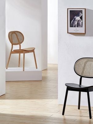 Erleben Sie die perfekte Mischung aus Klassik und Moderne mit einem Stoff überzogenen Holz Esszessel im italienischen Stil