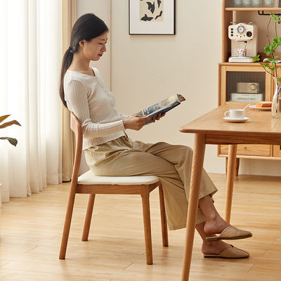 NO Geklappter Nordic Solid Wood Esszimmerstuhl für ein modernes Restaurant