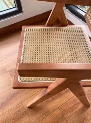 Natürlicher Massivholz-Esstisch mit moderner Rattan-Rückenlehne in schwarzer Oberfläche