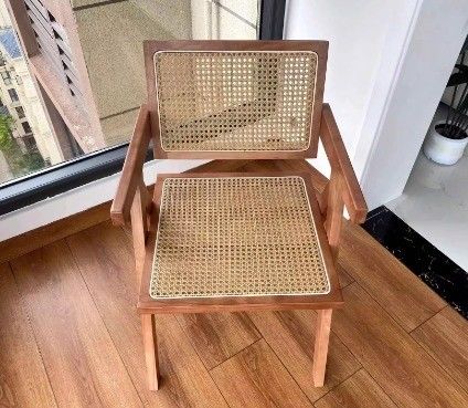 Natürlicher Massivholz-Esstisch mit moderner Rattan-Rückenlehne in schwarzer Oberfläche