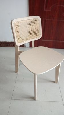 Massivholz-Esstuhl mit klappbarem Rattan-Design Eine klassische Ergänzung für Ihr Restaurant