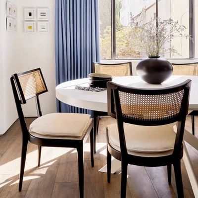 Moderne Restaurantmöbel Design Rattan Rücken Holz Esszessel mit Stoffpolsterung