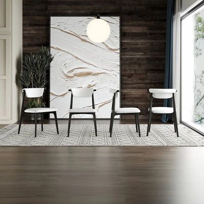 Postverpackung und Massivholz-Esstühle für modernes Esszimmer