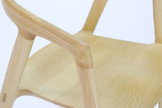 Restaurant Massivholz-Esstuhl mit Nitrolacquer-Finixierung in Walnuss/Natur/Schwarz