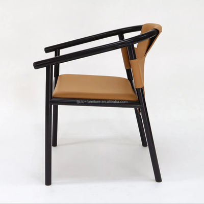 Spezifische Esszessel Massivholzrahmen Freizeitlounge Akzent Armstühle mit braunem Sattelleder