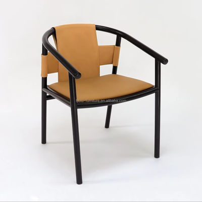 Spezifische Esszessel Massivholzrahmen Freizeitlounge Akzent Armstühle mit braunem Sattelleder