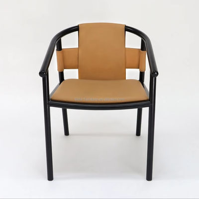 Spezifische Esszessel Massivholzrahmen Freizeitlounge Akzent Armstühle mit braunem Sattelleder