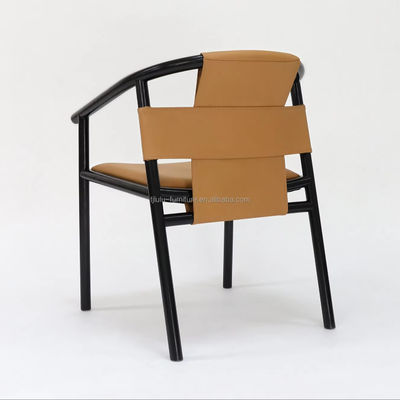 Spezifische Esszessel Massivholzrahmen Freizeitlounge Akzent Armstühle mit braunem Sattelleder