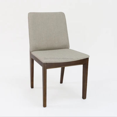 Moderner Stil Nitrolacquer Finish Massivholz Esszimmerstuhl mit Polsterung und Akzent Arm