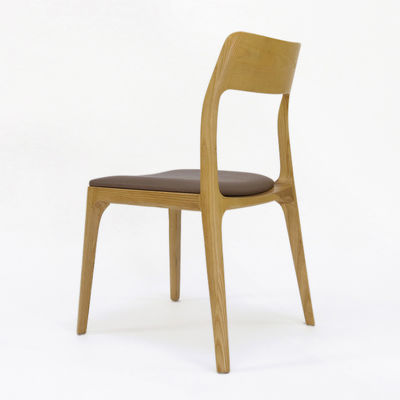 Freizeiteinrichtungen Esszimmerstuhl Vintage aus Holz mit maßgeschneiderter Stoffpolsterung und Nitrolacquer-Ausführung