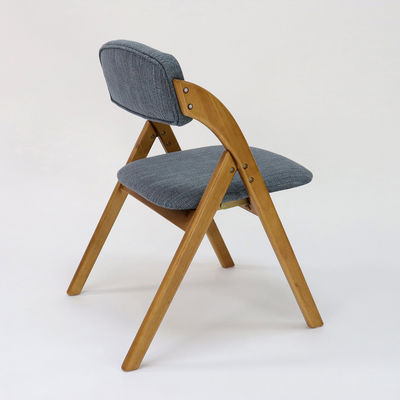 Maßgeschneiderter Holz-Esstuhl im Vintage-Stil mit klappbarem Design und Stoffbedeckung