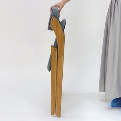 Maßgeschneiderter Holz-Esstuhl im Vintage-Stil mit klappbarem Design und Stoffbedeckung