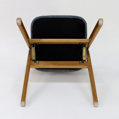 Maßgeschneiderter Holz-Esstuhl im Vintage-Stil mit klappbarem Design und Stoffbedeckung