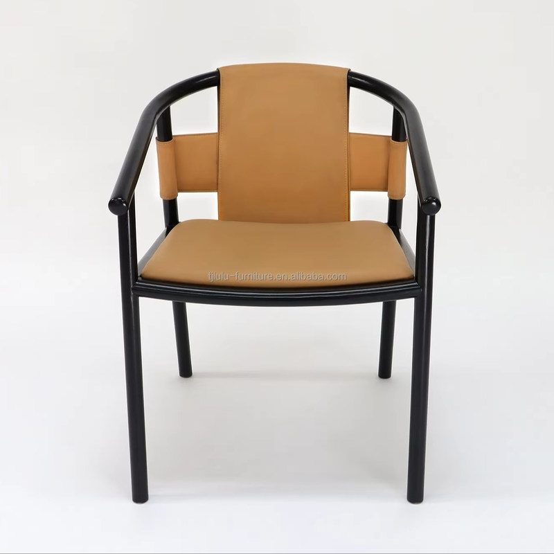 Spezifische Esszessel Massivholzrahmen Freizeitlounge Akzent Armstühle mit braunem Sattelleder